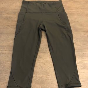 Lululemon Breezy Everdot crop 19”
